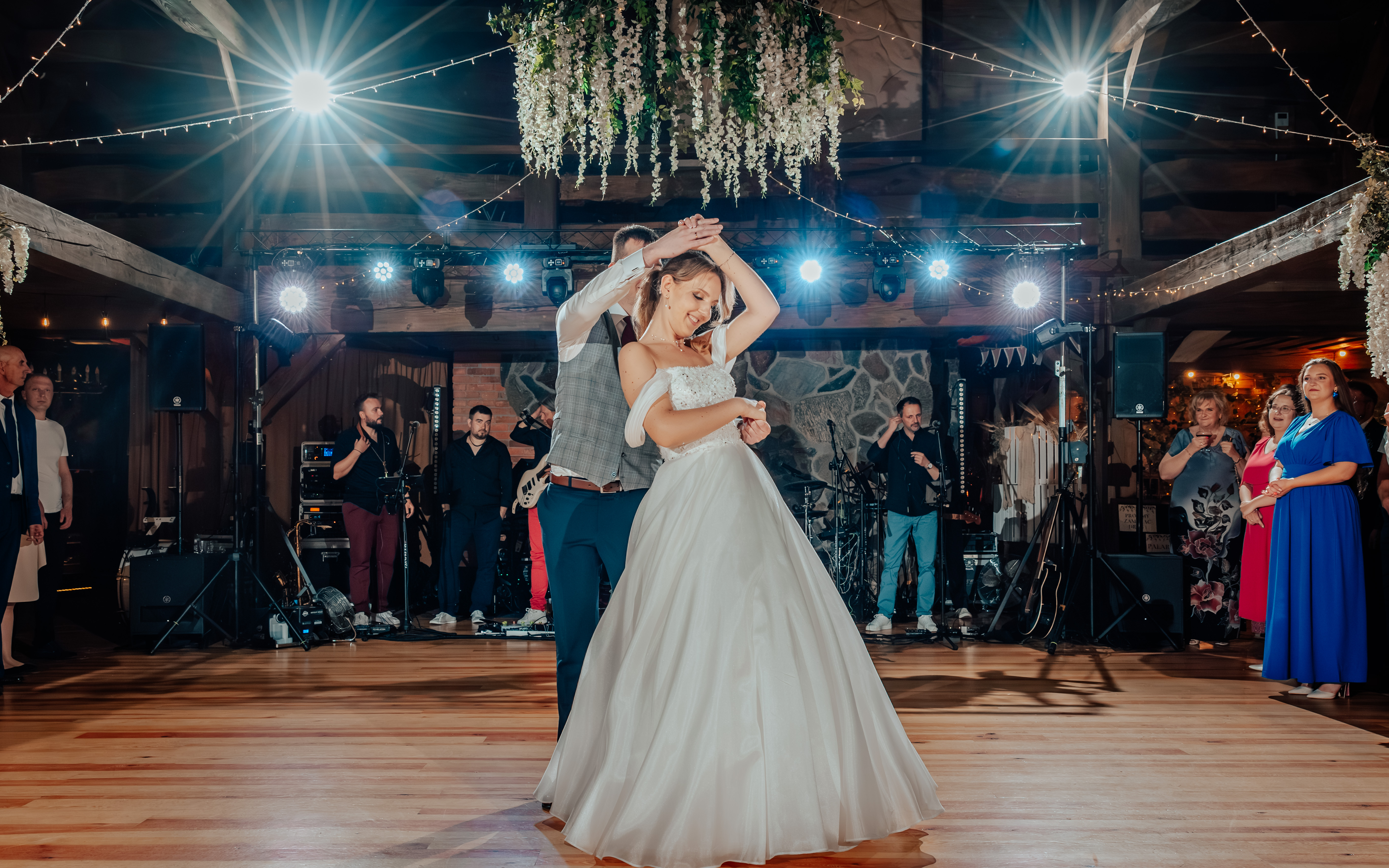 Elegancka sala weselna przygotowana na przyjęcie